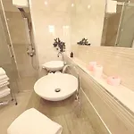Trio Apartment *